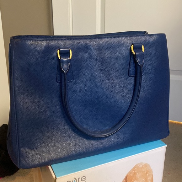 Saffiano Prada purse - Picture 6 of 9